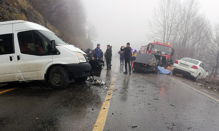 Öğrenci servisi otomobille çarpıştı: 2 ölü, 4 yaralı