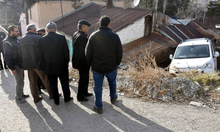 Aracıyla evin bahçesine uçan sürücü aracı bırakıp gitti