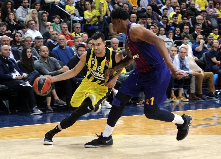 Fener ve Efes'ten kritik galibiyetler