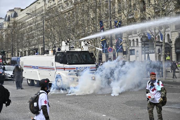 Fransa'da sarı yelekliler, gösterilerin 18. haftası sokaklarda