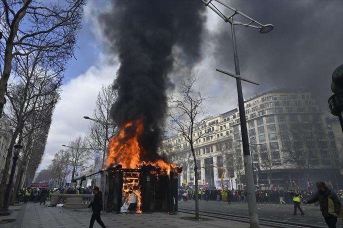 Fransa'da sarı yelekliler, gösterilerin 18. haftası sokaklarda