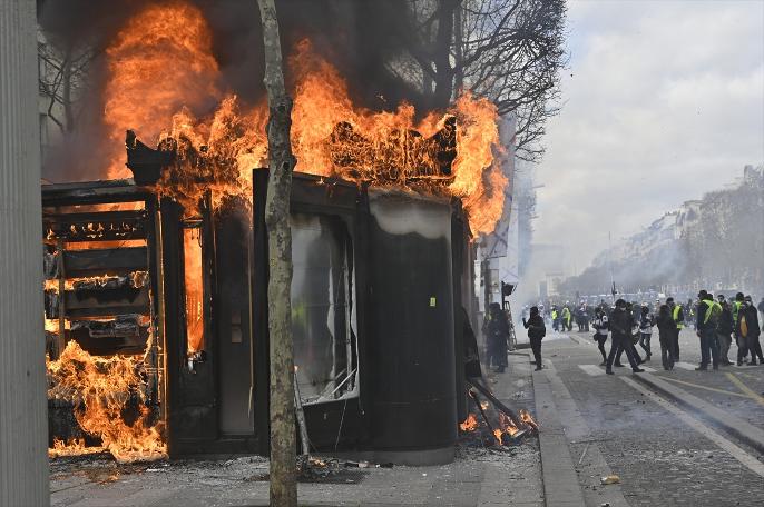 Fransa'da sarı yelekliler, gösterilerin 18. haftası sokaklarda