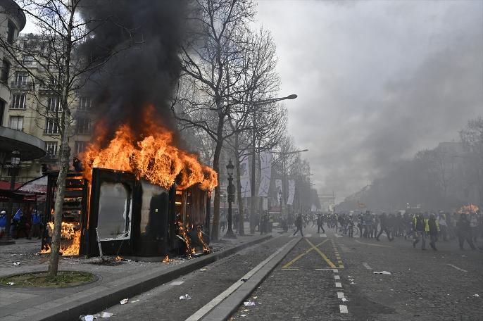 Fransa'da sarı yelekliler, gösterilerin 18. haftası sokaklarda