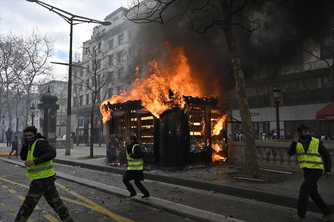 Fransa'da sarı yelekliler, gösterilerin 18. haftası sokaklarda