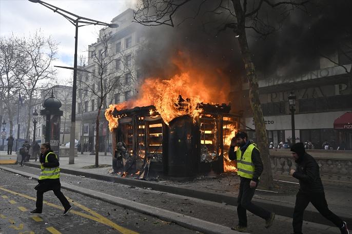 Fransa'da sarı yelekliler, gösterilerin 18. haftası sokaklarda