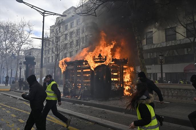 Fransa'da sarı yelekliler, gösterilerin 18. haftası sokaklarda