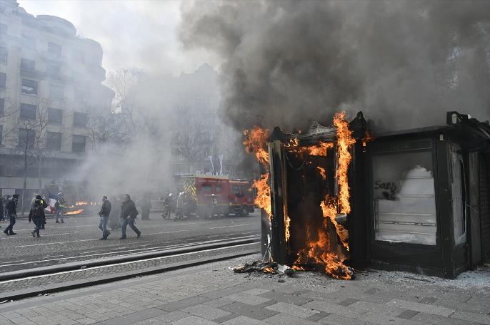 Fransa'da sarı yelekliler, gösterilerin 18. haftası sokaklarda