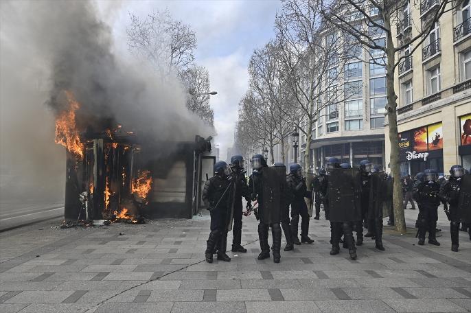 Fransa'da sarı yelekliler, gösterilerin 18. haftası sokaklarda