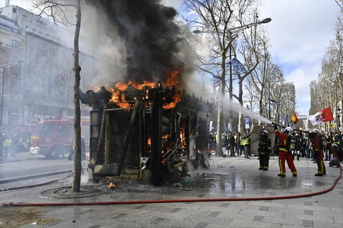 Fransa'da sarı yelekliler, gösterilerin 18. haftası sokaklarda