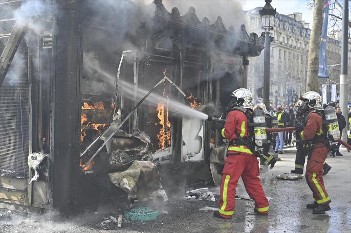 Fransa'da sarı yelekliler, gösterilerin 18. haftası sokaklarda