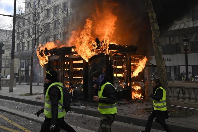 Fransa'da sarı yelekliler, gösterilerin 18. haftası sokaklarda