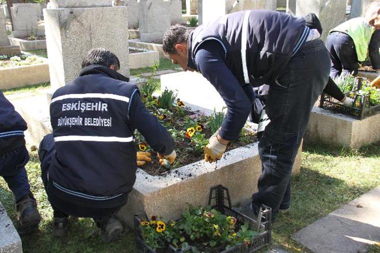 Yılmaz Büyükerşen’den valiliğe 'karanfil' tepkisi