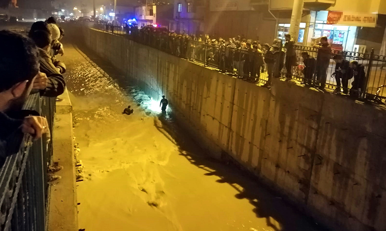 Mersin'de dereye düşen iki kız kardeşten 1'i kurtarıldı, 1'i kayıp