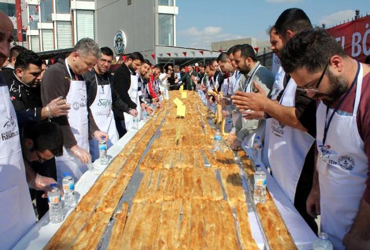 En uzun börek yeme yarışması