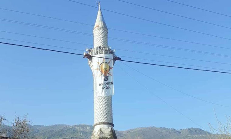 Minarede AKP bayrağı