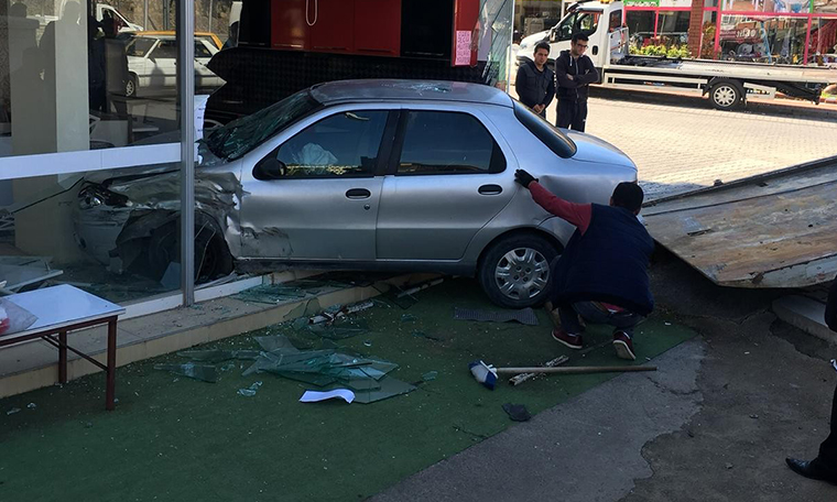 Antalya'da otomobil mobilya mağazasına daldı: 1 yaralı