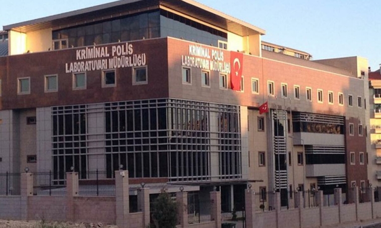 Polisler, Kriminal Polis Laboratuvarı'ndaki tarihi silahlar imitasyonlarıyla değiştirmiş