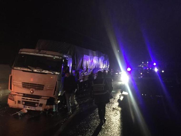 Özel harekat polislerini taşıyan pikap TIR'la çarpıştı: 5 yaralı