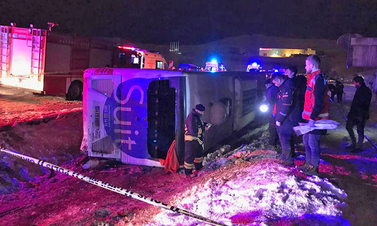 Bayburt'ta yolcu otobüsü devrildi: Ölü ve yaralılar