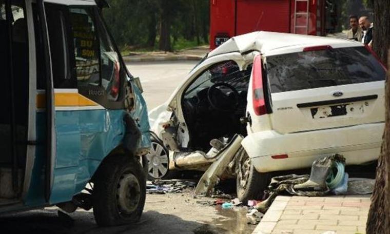 İzmir'de feci kaza! Yolcu minibüsü otomobile çarptı: Ölü ve yaralılar var