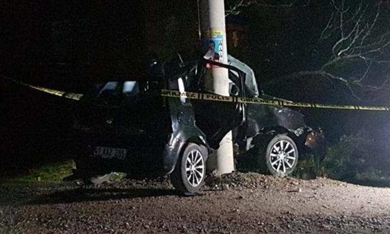 Feci kaza! Elektrik direğine çarpan otomobilin sürücüsü kurtarılamadı