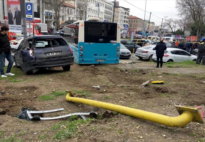 İstanbul Beyazıt'ta halk otobüsü dehşeti: Olay yerinden kareler