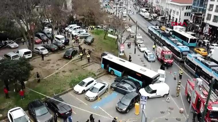 İstanbul Beyazıt'ta halk otobüsü dehşeti: Olay yerinden kareler