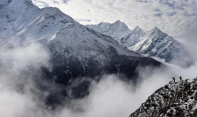 Everest'te buzlar eridi, cesetler ortaya çıktı