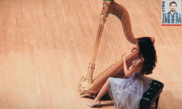 ABD’de bir müzik okulunda ‘Olağanüstü Yetenek’ bölümünü kazanan arpist