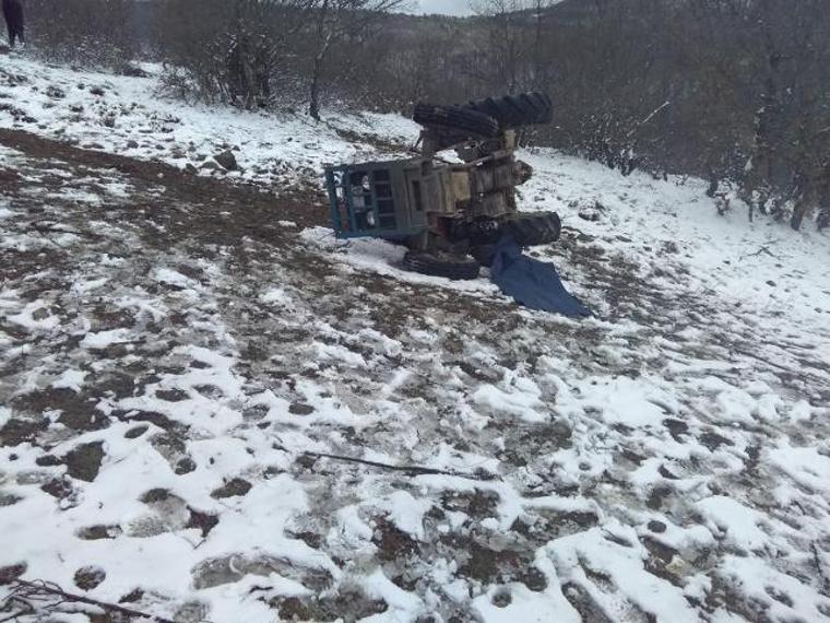 Tarlaya uçan traktörün altında kalan 2 kişi öldü