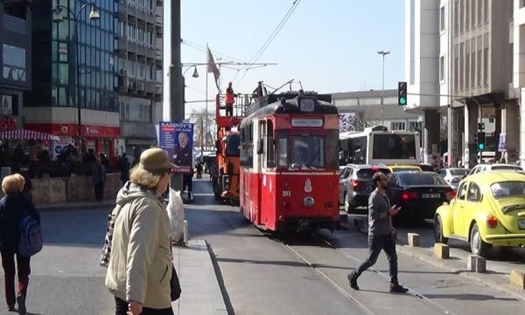 Kadıköy'de kopan elektrik teli tramvay seferlerini durdurdu