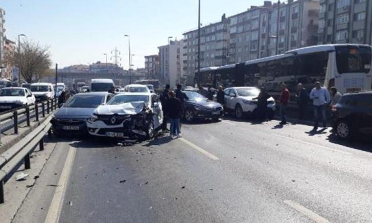 Avcılar'da zincirleme kaza! Araç kuyruğu oluştu