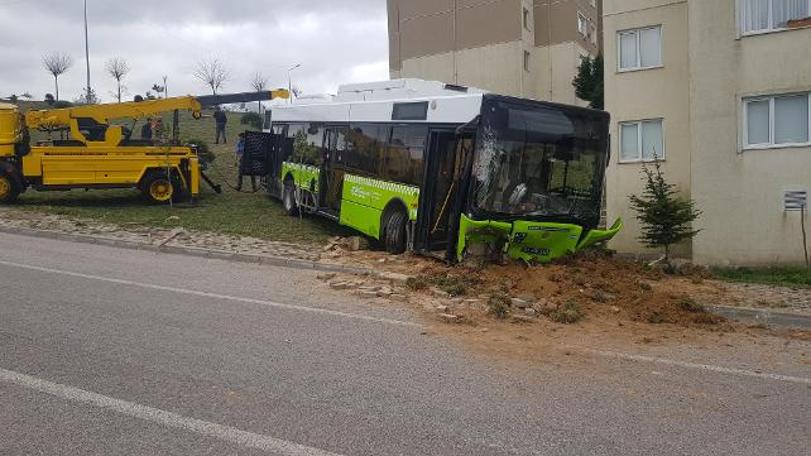 Freni boşalan halk otobüsü, bahçeye girdi