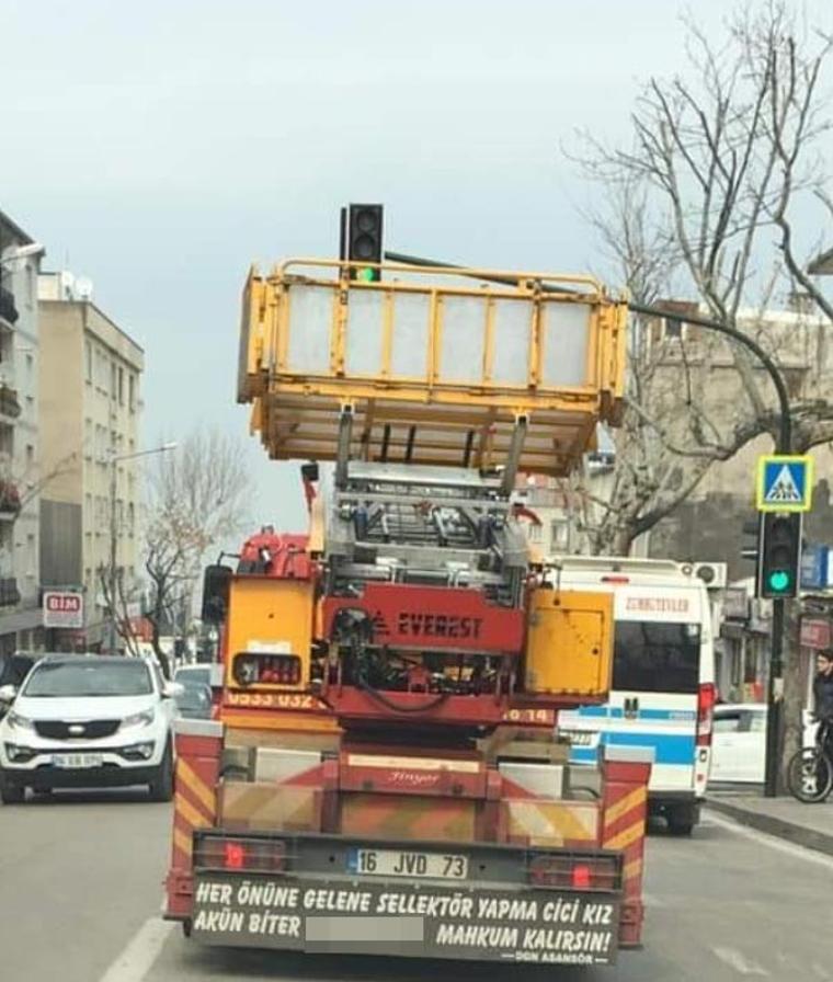 Aracının arkasına yazdırdığı yazı pahalıya patladı