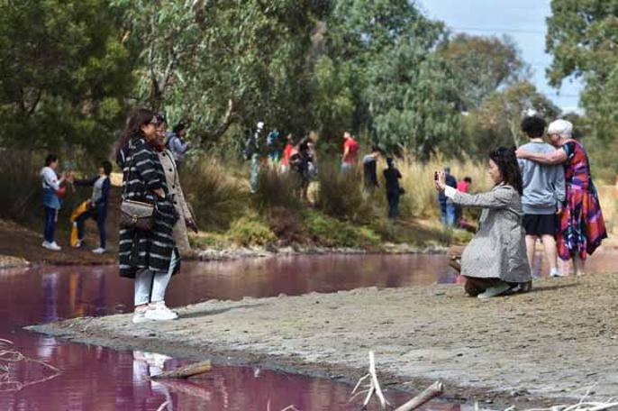 Gölün rengini gören hemen fotoğraf makinesine sarıldı