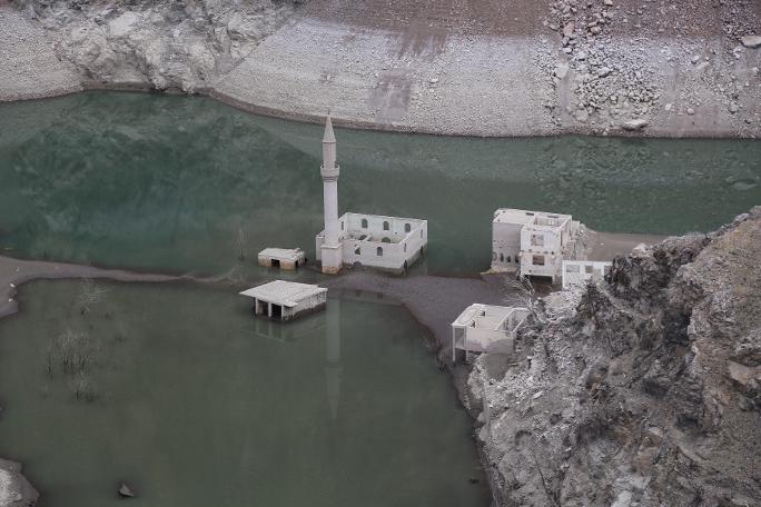 Artvin'de Deriner Barajı'nda sular çelildi, asırlık köy ortaya çıktı