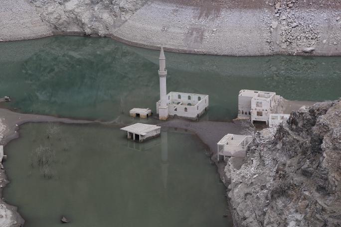 Artvin'de Deriner Barajı'nda sular çelildi, asırlık köy ortaya çıktı