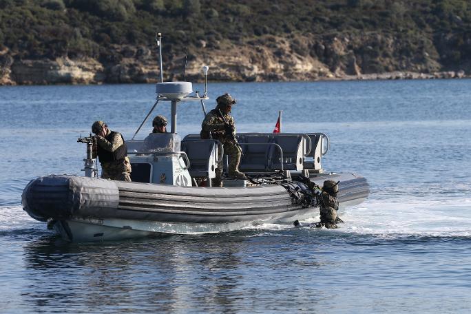 Deniz komandolarından çıkarma harekatı