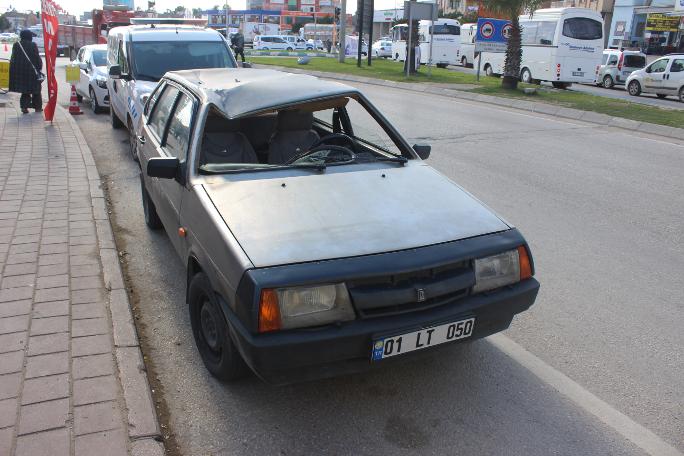 Adana'da elektrik direği otomobilin üzerine devrildi: 2 yaralı