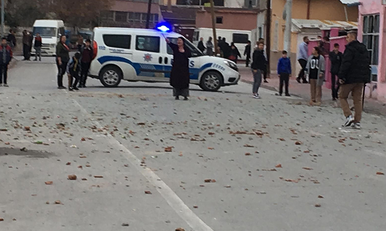 Mahalle savaş alanına döndü, 200 polis müdahale etti