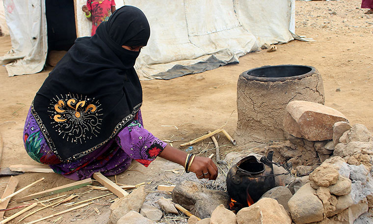 Yemen: Yemek alabilmek için çocuklarını satıyorlar