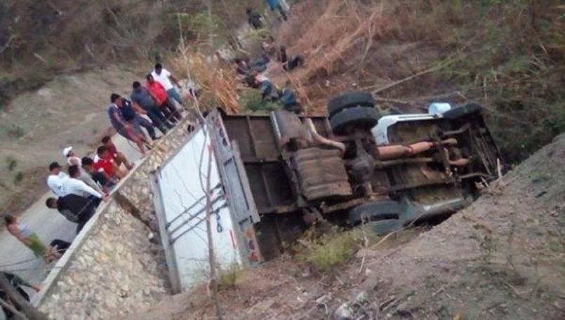 Meksika'da göçmenleri taşıyan kamyon kaza yaptı: 25 ölü