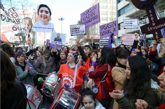 Ankara'da kadınlar, şarkılar söyleyip, halay çekerek günlerini kutladı