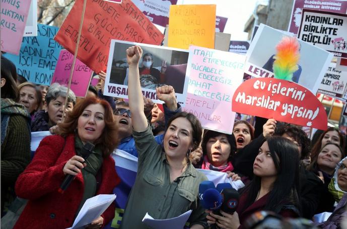 Ankara'da kadınlar, şarkılar söyleyip, halay çekerek günlerini kutladı