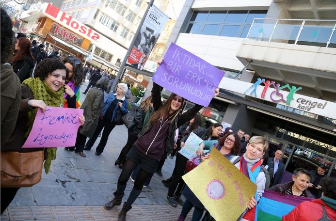 Ankara'da kadınlar, şarkılar söyleyip, halay çekerek günlerini kutladı