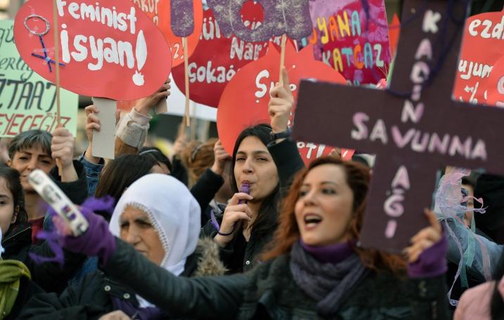 Ankara'da kadınlar, şarkılar söyleyip, halay çekerek günlerini kutladı