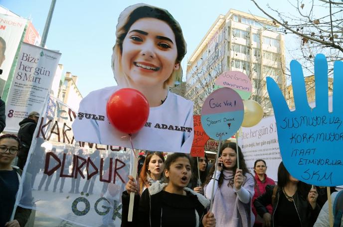 Ankara'da kadınlar, şarkılar söyleyip, halay çekerek günlerini kutladı