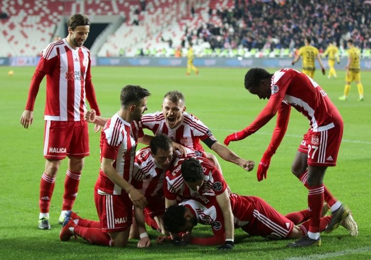 Sivasspor işi ilk yarıda bitirdi