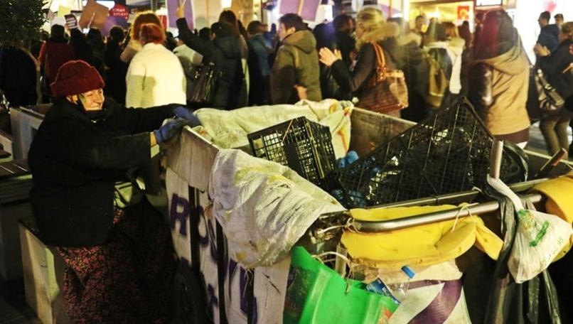 Hemcinsleri yürüdü, o izledi: Çalışmak zorundayım