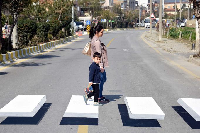 Üç boyutlu yaya geçidi: Durmamak yürek ister!